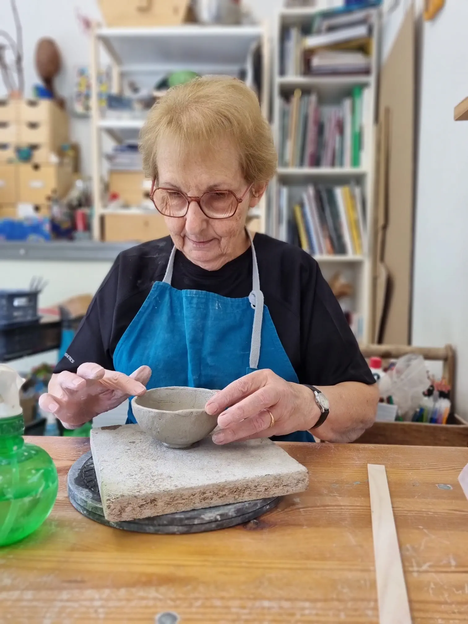 Personne en train de modeler de la terre